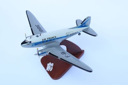 null DOUGLAS DC-3 AIR FRANCE.

Painted wooden model registered F-BBBE.

On a wooden...