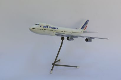 null BOEING B-747 AIR FRANCE.

Modèle en résine et plastique immatriculé F-BPVS.

Socle...