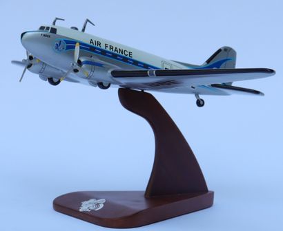 null DOUGLAS DC-3 AIR FRANCE.

Painted wooden model registered F-BBBE.

On a wooden...