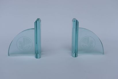 null PAIR OF AIR FRANCE BOOKENDS.

In blue tinted glass with sandblasted decoration...