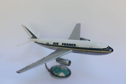 null AIRBUS A300B AIR FRANCE.

Maquette ancienne en résine décorée aux anciennes...