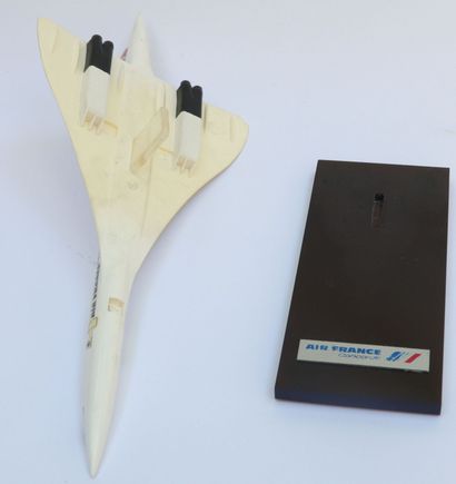 null CONCORDE AIR FRANCE.

White resin desk model registered F-BVFA.

On a smoked...