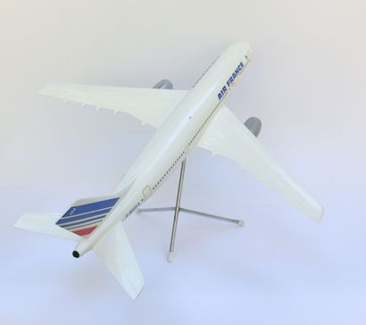 null AIRBUS A300 AIR FRANCE.

Model of agency in plastic resin registered F-BVGA.

Tripod...