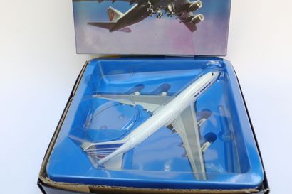 null BOEING 747- 400 AIR FRANCE.

Large Die-Cast model of SCHABAK in painted metal...