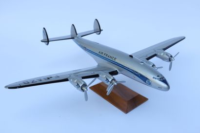 null LOCKHEED CONSTELLATION L-049 AIR FRANCE.

Maquette en bois peint immatriculée...