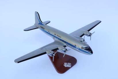 null DOUGLAS DC-4 AIR FRANCE.

Maquette en bois peint immatriculée F-BBDA, Poste...
