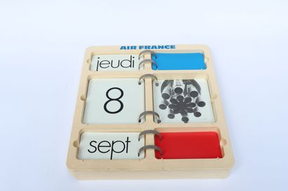 null AIR FRANCE CALENDAR.

In cream plastic with 6 compartments. 1970's. 

Chips...