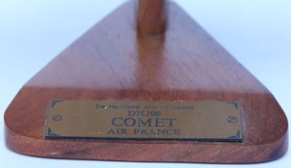 null DE HAVILLAND DH 106 COMET AIR FRANCE.

Maquette en bois peint immatriculée F-BGNX.

Socle...