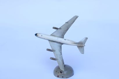 null BOEING B-707 AIR FRANCE.

Modèle en Die-Cast de marque CIJ monté sur socle lesté.

Envergure...