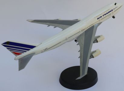 null BOEING 747- 400 AIR FRANCE.

Large Die-Cast model of SCHABAK in painted metal...