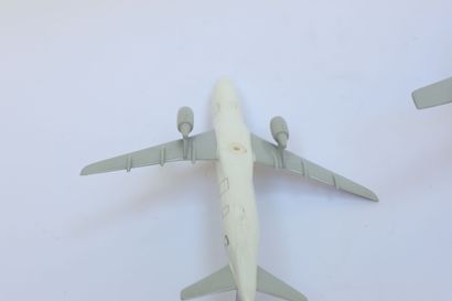 null AIRBUS A300 / 320 AIR FRANCE.

Deux maquettes en plastique.

Une sur socle métallique.

Envergure :...