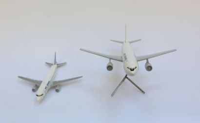 null AIRBUS A300 / 320 AIR FRANCE.

Deux maquettes en plastique.

Une sur socle métallique.

Envergure :...