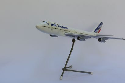 null BOEING B-747 AIR FRANCE.

Modèle en résine et plastique immatriculé F-BPVS.

Socle...