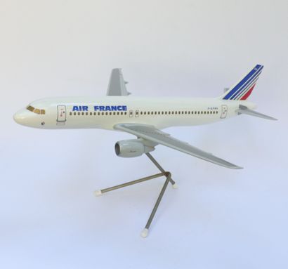 null AIRBUS A320 AIR FRANCE.

Maquette en résine immatriculée F-GFKA.

Socle tripode...
