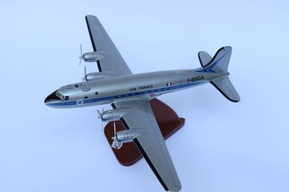null DOUGLAS DC-4 AIR FRANCE.

Maquette en bois peint immatriculée F-BBDA, Poste...