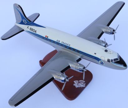 null DOUGLAS DC-4 AIR FRANCE.

Maquette en bois peint immatriculée F-BBDA, Ciel de...