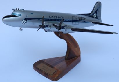 null DOUGLAS DC-4 AIR FRANCE.

Maquette en bois peint immatriculée F-BBDG.

Socle...