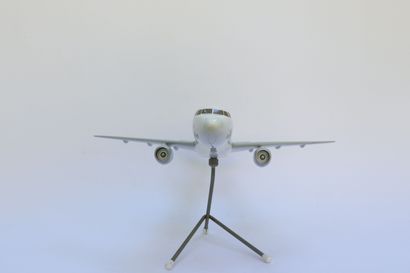null AIRBUS A320 AIR FRANCE.

Resin model registered F-GFKA.

Metal tripod base.

Span...