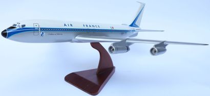 null BOEING B-707 AIR FRANCE.

Contemporary wooden model decorated and registered...