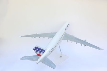 null AIRBUS A340 / 300 AIR FRANCE.

Grande maquette en résine immatriculée F-GLZA.

Socle...