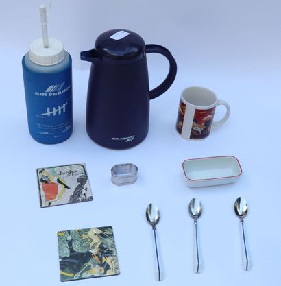 null UTENSILS AND CUTLERY AIR FRANCE.

Lot including : Thermos flasks, 3 mugs, 4...