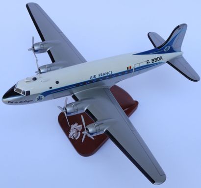 null DOUGLAS DC-4 AIR FRANCE.

Maquette en bois peint immatriculée F-BBDA, Ciel de...