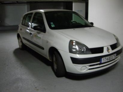 null Renault Clio blanche, essence, 2005. 66 432kms.