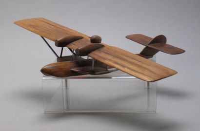 null Maquette. Avion Latécoère 24 en bois sculpté. Long.: 23,5 cm