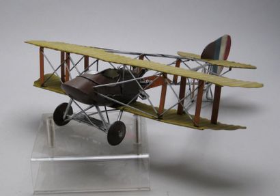 null Maquette. Avion biplan en métal polychrome. Long. 39,5 cm