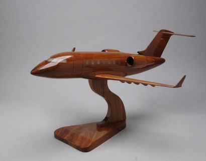 Maquette. Learjet en bois sculpté et vernis....