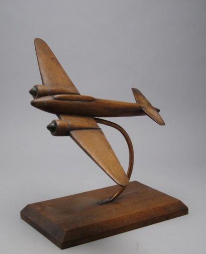 Maquette. Avion bois sculpté en vol sur socle....