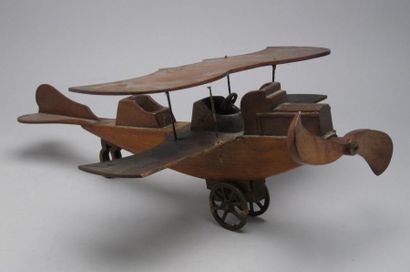 null Maquette. Avion biplan fantaisiste en bois sculpté. Long. 45 cm. Accidents