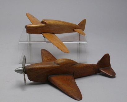 Maquette (2). Deux avions en bois sculptés....