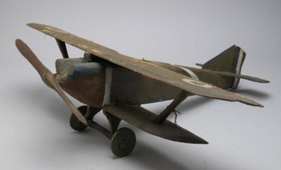 null Jouet. Avion biplan en bois peint. Long. 43 cm