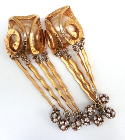 Philippe FERRANDIS Importante paire de boucles d'oreilles pendantes en métal doré,...