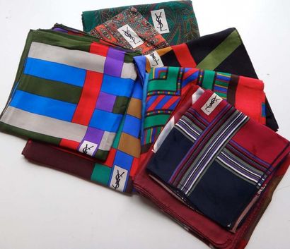 YSL Ensemble de sept foulards de soie imprimée multicolores