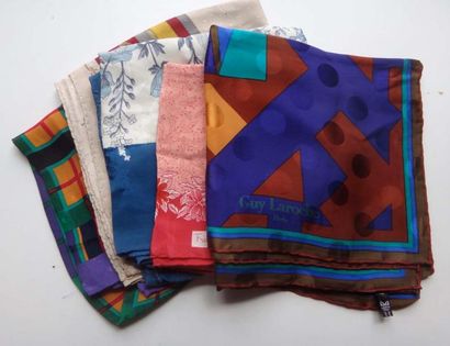 null Ensemble de cinq foulards imprimés multicolores par LAROCHE, GUERIN, D'ESTE,...