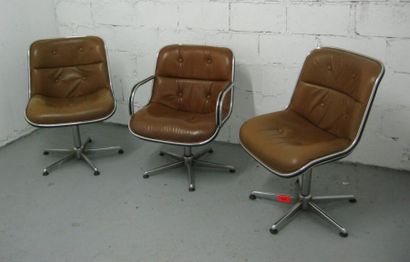 Charles POLLOCK (né en 1931) Deux chaises et un fauteuil pivotants en cuir et métal...