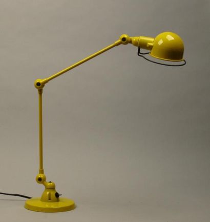 Jean-Louis DOMECQ & JIELDE Lampe de bureau à deux bras articulés laquée jaune. Hauteur...