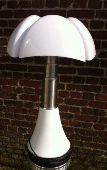 Gae AULENTI Lampe Pipistrello. Métal laqué blanc. Hauteur: 70 cm*