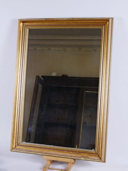 null Lot de deux miroirs en bois doré. 

Dimensions : 80 x 26 cm (Manques et petits...