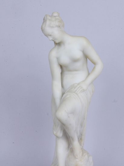 null D'après ALLEGRAIN : 

Vénus au bain ou Baigneuse

Sculpture en marbre blanc.

(Manque...