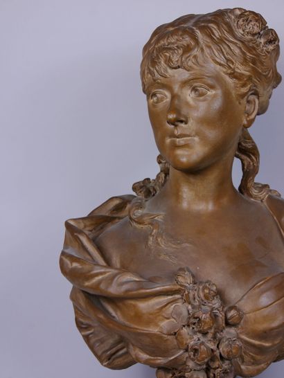 null École du XIXe siècle :

Jeune femme en buste

Épreuve en terre cuite patinée,...