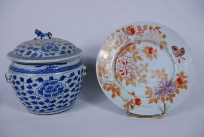 CHINE 
Deux assiettes en porcelaine à décor...