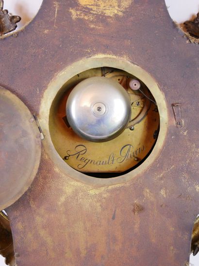 null Cartel d'applique en bronze verni, le cadran circulaire signé « Regnault à Paris...