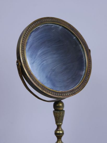 null Psyché de coiffeuse formant baguier en bronze guilloché, le miroir circulaire...