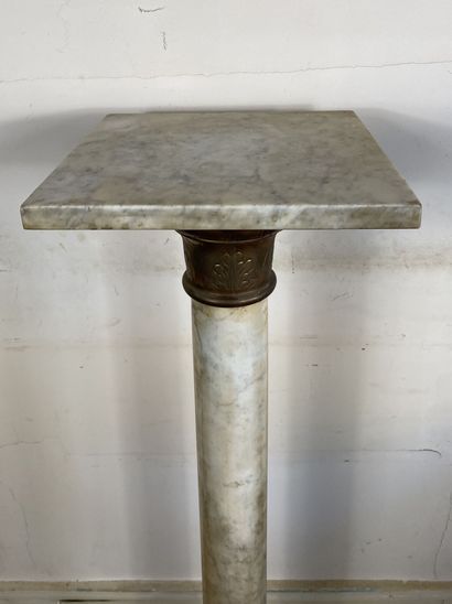 null Sellette en marbre blanc veiné gris, composé d'une colonne, la base et le chapiteau...