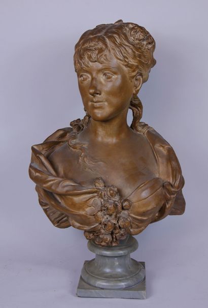 null École du XIXe siècle :

Jeune femme en buste

Épreuve en terre cuite patinée,...