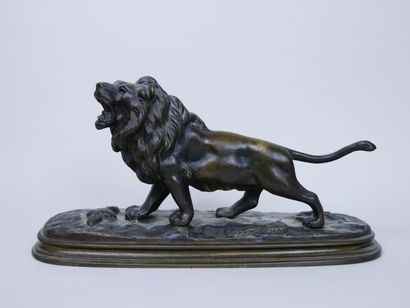 null Lion rugissant

Épreuve en bronze à patine brune.

Fonte d'édition moderne.

17...