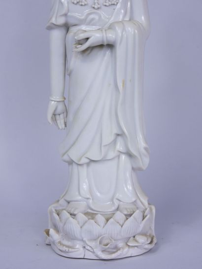 null CHINE : 

Statuette en porcelaine émaillée blanche représentant Bouddha, debout...